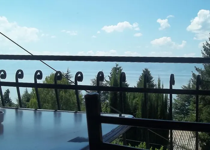 Apartment Forest And Lake